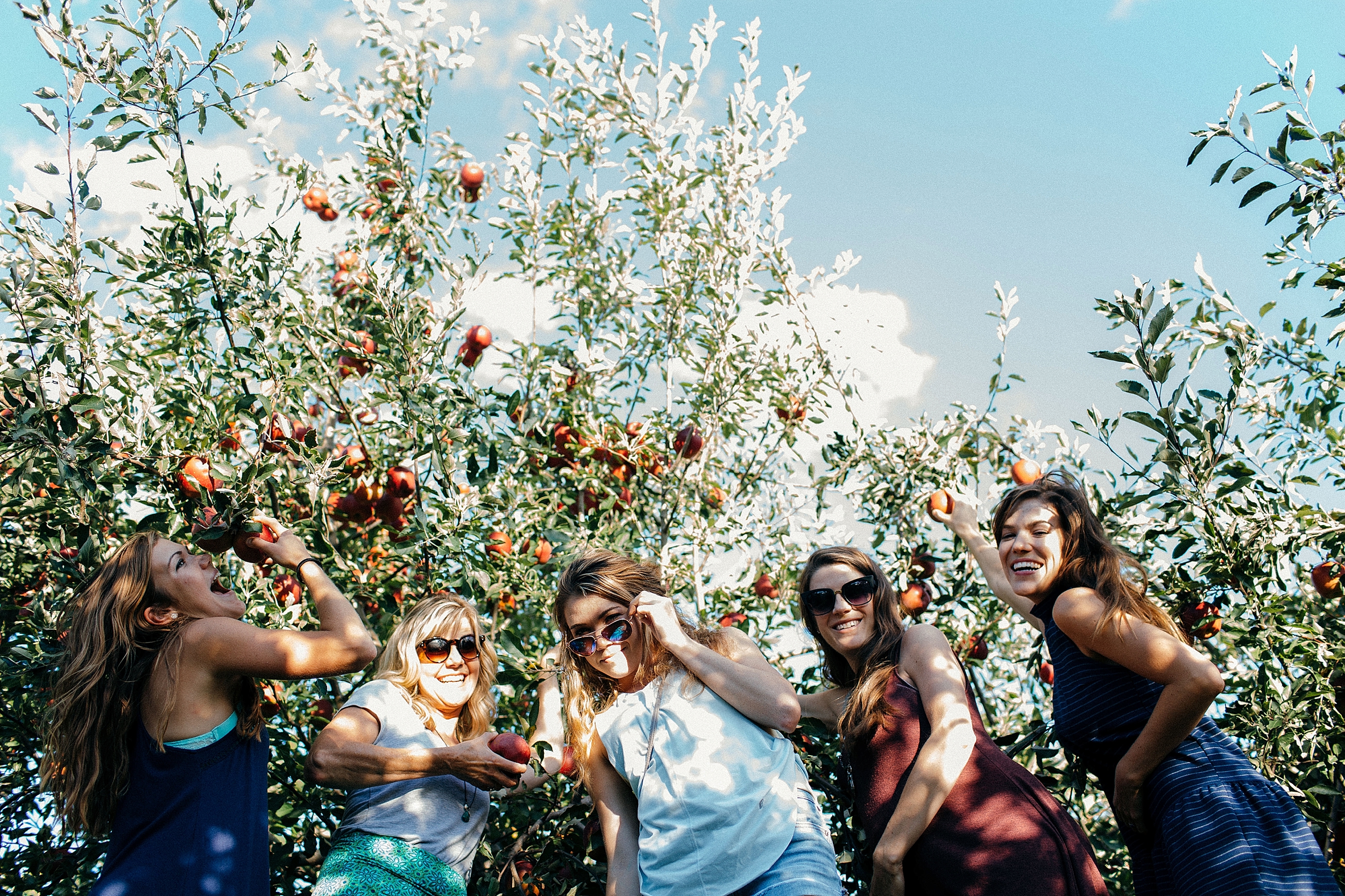 sisters-weekend-apple-picking-in-columbus-ohio_0007.jpg