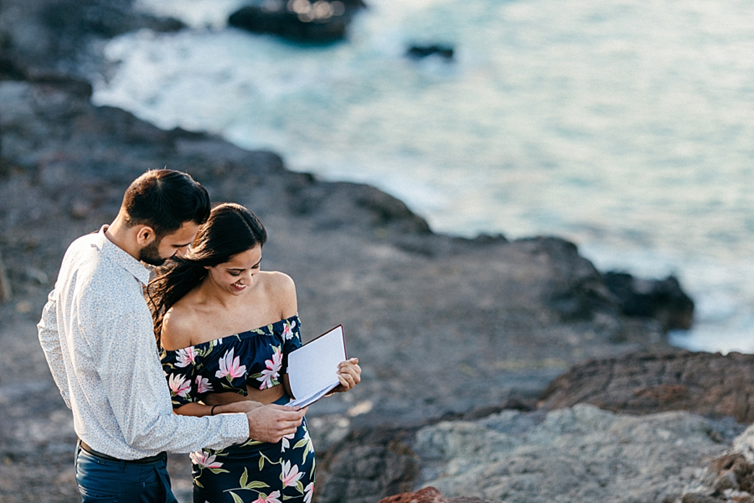 surprise-proposal-at-makapuu-beach-in-front-of-the-ocean-in-honolulu-hawaii-hidden-photographer_0003.jpg