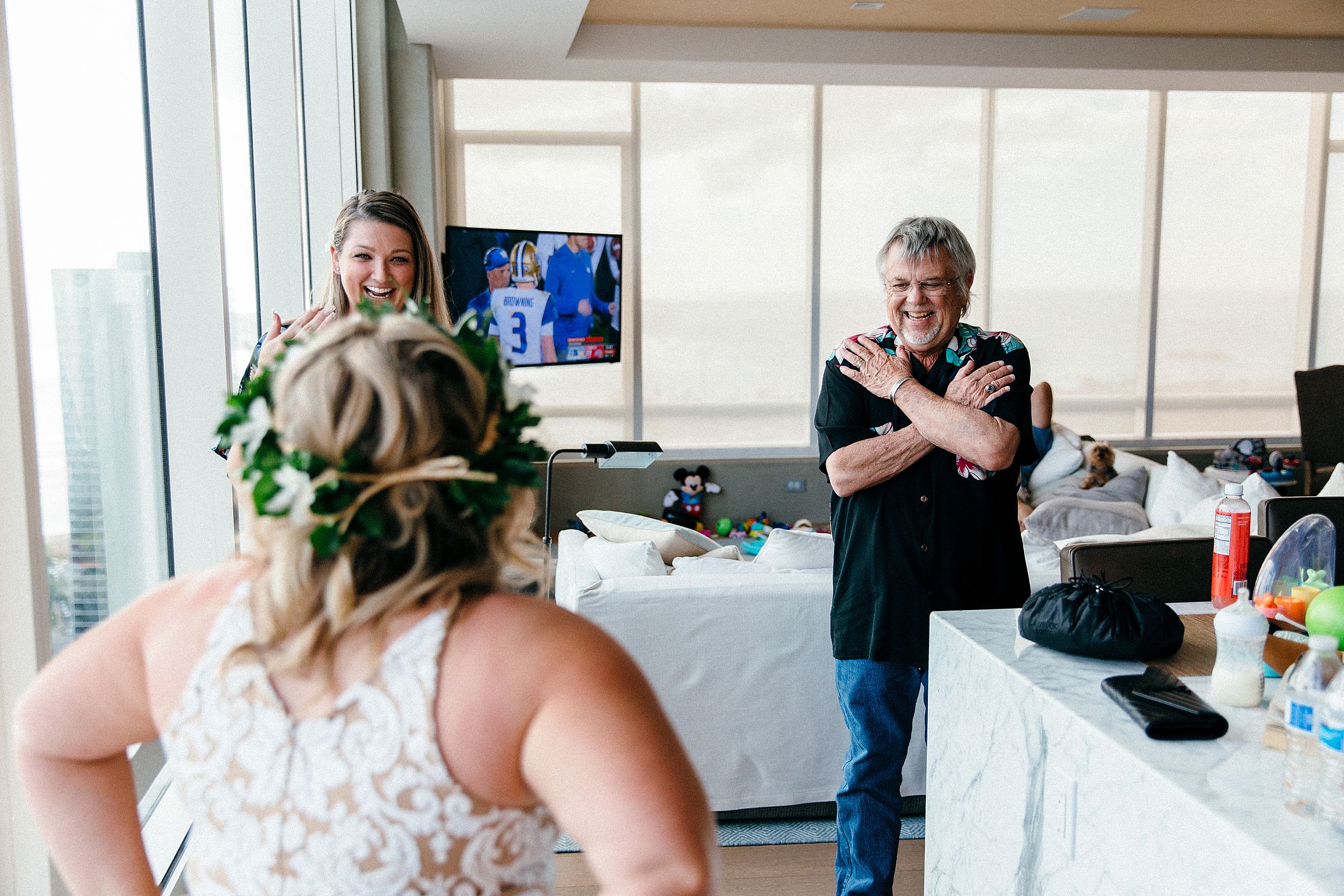 Dad sees daughter on her wedding day overlooking diamond head