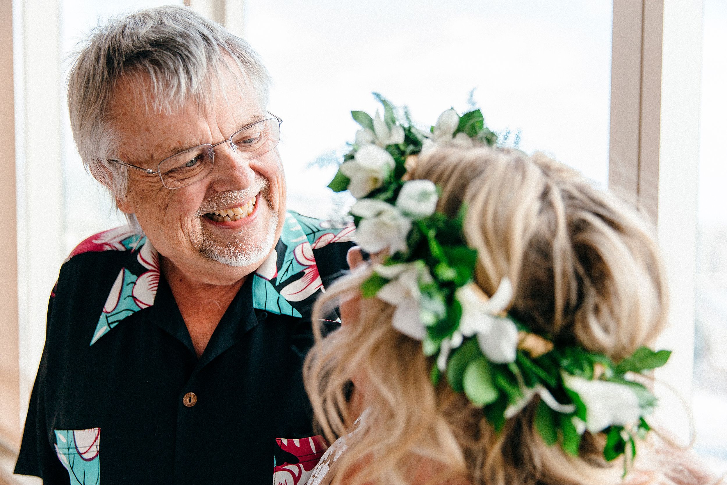 Dad sees daughter on her wedding day overlooking diamond head